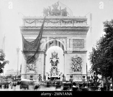 'Funerale di Victor Hugo: Vista della catafalque sotto l'Arco di Trionfo da Place de l'Etoile'. Foto Stock