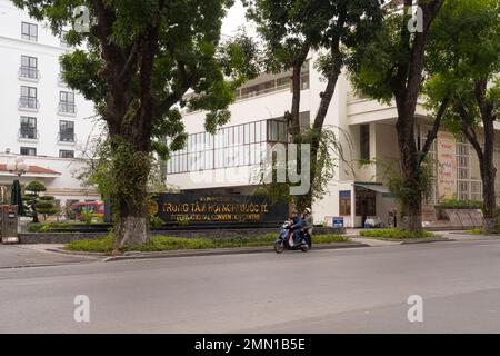 Hanoi, Vietnam, gennaio 2023. La vista esterna del palazzo del Centro Congressi Internazionale nel centro della città Foto Stock