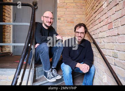 Berlino, Germania. 27th Jan, 2023. Daniel Deppe (l), ingegnere di progetto per l'energia eolica e la pianificazione ambientale, ed Elias Brunken, ingegnere di progetto per l'energia eolica e le energie rinnovabili, siedono nella costruzione della società Teut Windprojekte GmbH. (A dpa 'Turbo per GNL, freno per vento? Perchè il turnaround dell'energia è lame') Credit: Annette Riedl/dpa/Alamy Live News Foto Stock