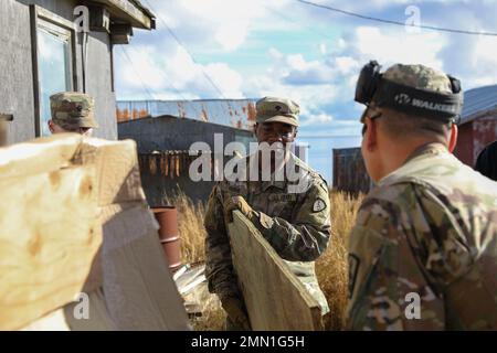 Alaska Army National Guard SPC. Jakobe Horne, un esperto di tecnologia dell'informazione con la sede centrale e la società di sede centrale, 1st battaglione, 207th reggimento di aeronautica da Anchorage, assiste i residenti locali con la proprietà danneggiata come parte dell'operazione Merbok Response in Toksook Bay, Alaska, 24 settembre 2022. Più di 130 membri della milizia organizzata dell'Alaska, che include i membri della Guardia Nazionale dell'Alaska, della forza di Difesa dello Stato dell'Alaska e della milizia Navale dell'Alaska, sono stati attivati a seguito di una dichiarazione di disastro emessa il 17 settembre dopo che i resti del tifone Merbok hanno causato le inondazioni drammatiche attraverso m. Foto Stock