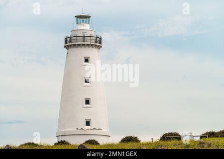 L'iconico faro di Cape Willoughby, visto contro il cielo con le nuvole in un giorno, Kangaroo Island, South Australia Foto Stock