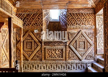 Akhaltsikhe, Georgia, 07.06.21. La sala ricreativa di Pasha, sala in legno intagliato con ornamenti in stile ottomano nel castello di Akhaltsikhe (Rabati), Georgia Foto Stock