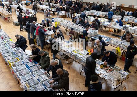 I collezionisti di dischi vinilici partecipano alla più grande fiera discografica di Londra, alla RHS Lindley Hall e alla Lawrence Hall, nel centro di Londra, Inghilterra, Regno Unito Foto Stock