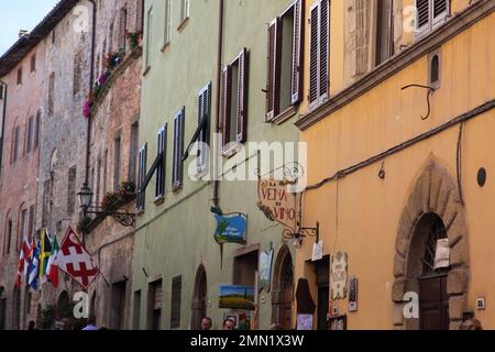 Negozio coloratissimo fronti in Volterra Foto Stock