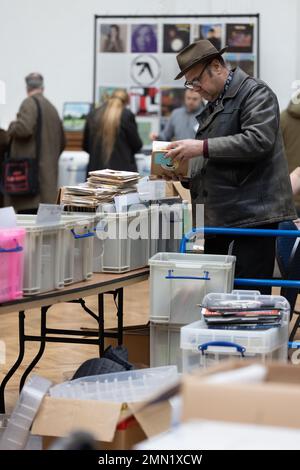 I collezionisti di dischi vinilici partecipano alla più grande fiera discografica di Londra, alla RHS Lindley Hall e alla Lawrence Hall, nel centro di Londra, Inghilterra, Regno Unito Foto Stock