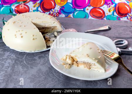 Torta al cioccolato bianco per il compleanno con numero di candele e sfondo con palloncini per la festa Foto Stock