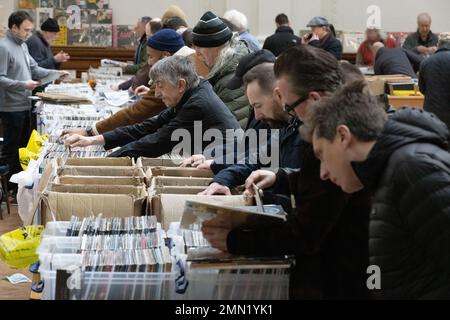 I collezionisti di dischi vinilici partecipano alla più grande fiera discografica di Londra, alla RHS Lindley Hall e alla Lawrence Hall, nel centro di Londra, Inghilterra, Regno Unito Foto Stock