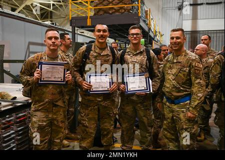 I militari dello Squadrone della bomba Expeditionary 23rd ricevono i certificati di promozione Sergeant Select del loro staff alla base dell'aeronautica militare di Minot, North Dakota, 24 settembre 2022. Durante il loro dispiegamento, i Senior Airmen hanno ricevuto la loro promozione mentre all'estero e hanno ricevuto la loro promozione formale al loro ritorno. Foto Stock