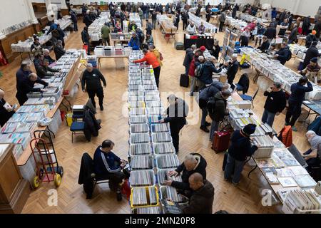 I collezionisti di dischi vinilici partecipano alla più grande fiera discografica di Londra, alla RHS Lindley Hall e alla Lawrence Hall, nel centro di Londra, Inghilterra, Regno Unito Foto Stock