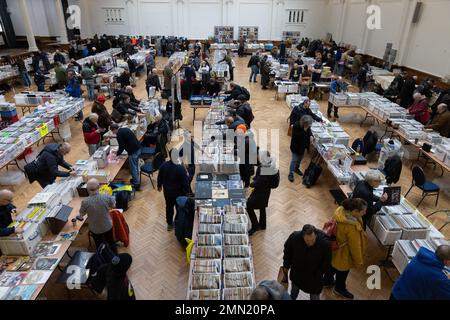 I collezionisti di dischi vinilici partecipano alla più grande fiera discografica di Londra, alla RHS Lindley Hall e alla Lawrence Hall, nel centro di Londra, Inghilterra, Regno Unito Foto Stock