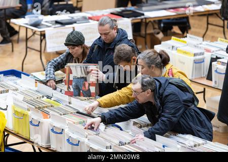 I collezionisti di dischi vinilici partecipano alla più grande fiera discografica di Londra, alla RHS Lindley Hall e alla Lawrence Hall, nel centro di Londra, Inghilterra, Regno Unito Foto Stock