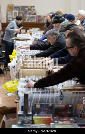 I collezionisti di dischi vinilici partecipano alla più grande fiera discografica di Londra, alla RHS Lindley Hall e alla Lawrence Hall, nel centro di Londra, Inghilterra, Regno Unito Foto Stock