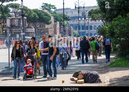 Italia, Roma.la donna anziana sta pregando nel centro storico. Foto Stock