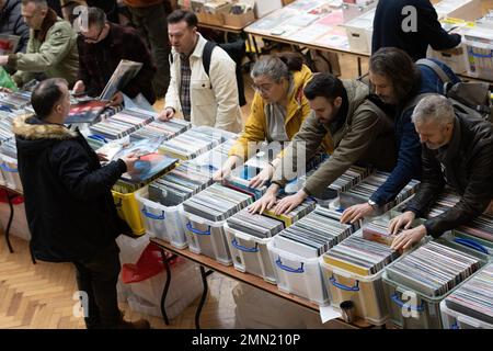 I collezionisti di dischi vinilici partecipano alla più grande fiera discografica di Londra, alla RHS Lindley Hall e alla Lawrence Hall, nel centro di Londra, Inghilterra, Regno Unito Foto Stock