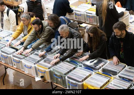 I collezionisti di dischi vinilici partecipano alla più grande fiera discografica di Londra, alla RHS Lindley Hall e alla Lawrence Hall, nel centro di Londra, Inghilterra, Regno Unito Foto Stock