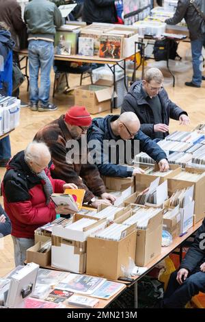 I collezionisti di dischi vinilici partecipano alla più grande fiera discografica di Londra, alla RHS Lindley Hall e alla Lawrence Hall, nel centro di Londra, Inghilterra, Regno Unito Foto Stock