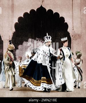 RE GIORGIO VI con la Regina Maria a Delhi nel 1911 per il Durbar per celebrare la loro incoronazione. Colourised BW di data sconosciuta. Foto Stock
