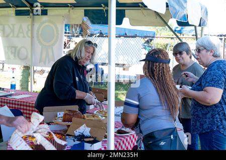 Kristin Roth, business manager del Solomon Center, partecipa al concorso The Blue Ribbon Bake Off per i partecipanti il 24 settembre. La cottura è stata parte del multievento Pawesome Flea Market tenutosi presso il Fort Jackson Solomon Center. Foto Stock