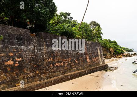 Cairu, Bahia, Brasile - 19 gennaio 2023: Vista delle mura fortificanti di Morro de Sao Paulo, nella città di Cairu. Foto Stock