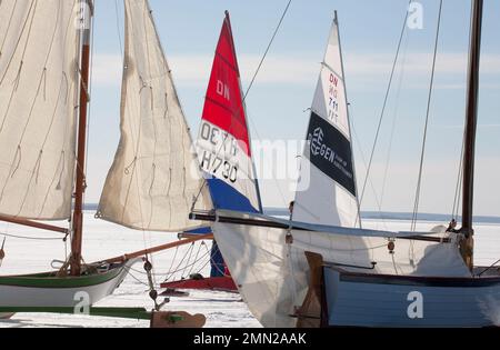 ICE BOAT dai Paesi Bassi trascorri settimane invernali sul ghiaccio di lakeHjälmaren in svedese Södermanland Foto Stock