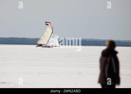 ICE BOAT dai Paesi Bassi trascorri settimane invernali sul ghiaccio di lakeHjälmaren in svedese Södermanland Foto Stock