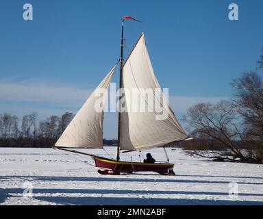 ICE BOAT dai Paesi Bassi trascorri settimane invernali sul ghiaccio di lakeHjälmaren in svedese Södermanland Foto Stock