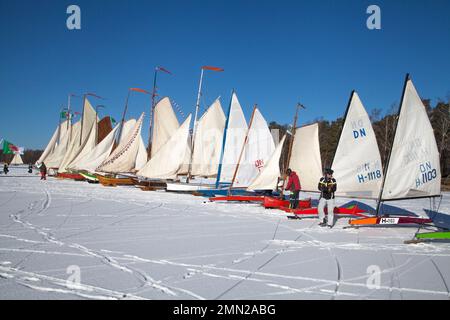 ICE BOAT dai Paesi Bassi trascorri settimane invernali sul ghiaccio di lakeHjälmaren in svedese Södermanland Foto Stock