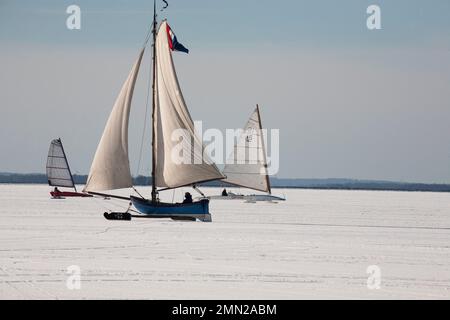 ICE BOAT dai Paesi Bassi trascorri settimane invernali sul ghiaccio di lakeHjälmaren in svedese Södermanland Foto Stock