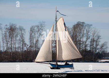 ICE BOAT dai Paesi Bassi trascorri settimane invernali sul ghiaccio di lakeHjälmaren in svedese Södermanland Foto Stock