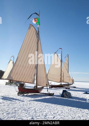 ICE BOAT dai Paesi Bassi trascorri settimane invernali sul ghiaccio di lakeHjälmaren in svedese Södermanland Foto Stock