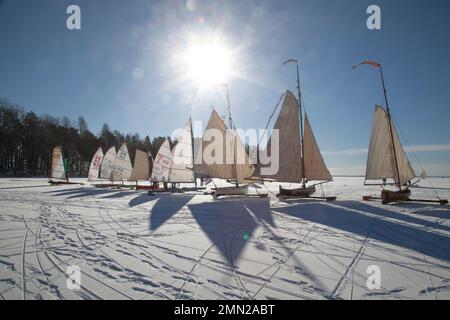 ICE BOAT dai Paesi Bassi trascorri settimane invernali sul ghiaccio di lakeHjälmaren in svedese Södermanland Foto Stock