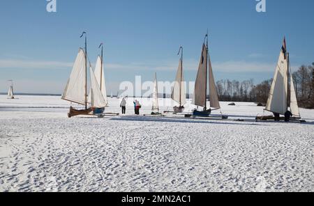 ICE BOAT dai Paesi Bassi trascorri settimane invernali sul ghiaccio di lakeHjälmaren in svedese Södermanland Foto Stock