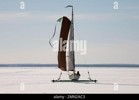 ICE BOAT dai Paesi Bassi trascorri settimane invernali sul ghiaccio di lakeHjälmaren in svedese Södermanland Foto Stock