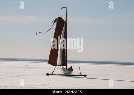 ICE BOAT dai Paesi Bassi trascorri settimane invernali sul ghiaccio di lakeHjälmaren in svedese Södermanland Foto Stock