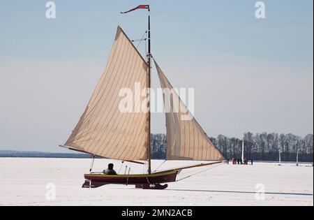 ICE BOAT dai Paesi Bassi trascorri settimane invernali sul ghiaccio di lakeHjälmaren in svedese Södermanland Foto Stock