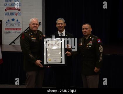 (Da sinistra a destra) il Gen. John Evans, il generale comandante dell'esercito statunitense, il sindaco di San Antonio Ron Nirenberg e il comando Sgt. Il maggiore consigliere arruolato dell'esercito statunitense Phil Barretto, ha presentato un proclama dichiarando il 25 settembre 2022, come Gold Star Mother's and Family Day, durante una cerimonia tenutasi presso la Joint base di San Antonio-Fort Sam Houston, Texas. Il Gold Star Mother’s and Family Day onora le madri, i padri e le famiglie dei membri del servizio militare caduti. Ci offre l'opportunità, come nazione, di rendere omaggio ai loro sacrifici e di sostenere coloro che rimangono indietro. Foto Stock