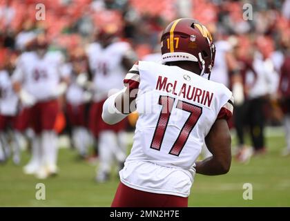 Terry McLaurin, ricevitore largo dei comandanti di Washington, si scalda prima della partita contro le Eagles di Philadelphia al FedEx Field nel North Englewood, Md., 25 settembre 2022. Come continuazione della celebrazione dell'aeronautica degli Stati Uniti, il Gen. Jackson è stato nominato capitano onorario dei comandanti di Washington per la partita dei comandanti di Washington del 25 settembre ed è stato onorato durante la gettonata di apertura. Foto Stock