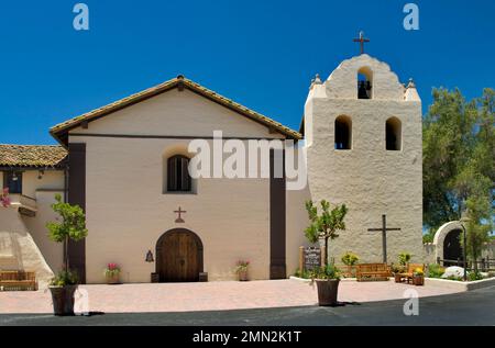 Facciata della chiesa e campanile della Missione Santa Ines vicino a Solvang, California, USA Foto Stock