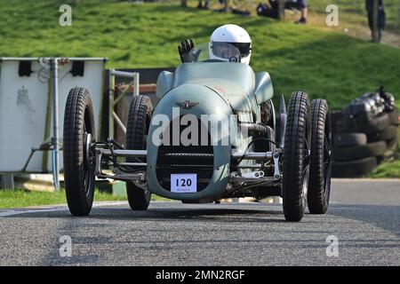 Francesca Wilton, Austin monoposto, Allcomers Scratch Race R8, gara di 15 minuti, con una varietà di vetture pre-guerra degli anni '20 e '30, con it Foto Stock