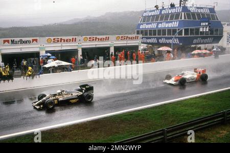 Elio de Angelis in una Lotus Renault guida Alain Prost in una McLaren TAG al 1985 ° Gran Premio di Portogallo a Estoril 21/2/1985 Foto Stock