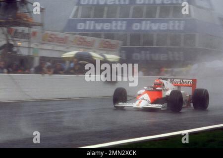 Niki Lauda nella sua McLaren Tag al Gran Premio di Portogallo 1985 a Estoril 21/2/1985 Foto Stock