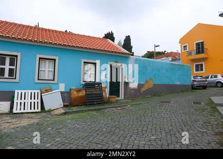 Mafra, Lisbona, Portogallo - 21 novembre 2022: Strada acciottolata stretta e colorata, facciate maestose, finestre e balconi del vecchio villaggio di Mafra Foto Stock