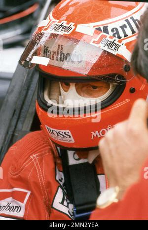 Niki Lauda con la sua squadra McLaren TAG F1 al Gran Premio di Portogallo 1985 a Estoril 21/2/1985 Foto Stock