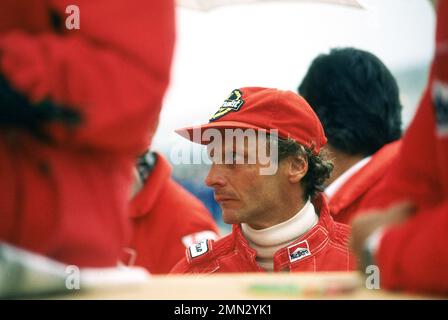 Niki Lauda con la sua squadra McLaren TAG F1 al Gran Premio di Portogallo 1985 a Estoril 21/2/1985 Foto Stock