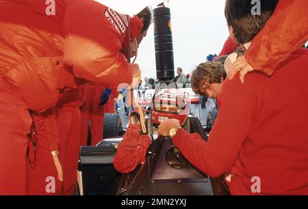 Niki Lauda con la sua squadra McLaren TAG F1 al Gran Premio di Portogallo 1985 a Estoril 21/2/1985 Foto Stock