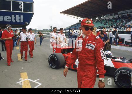 Niki Lauda con la sua squadra McLaren TAG F1 al Gran Premio di Portogallo 1985 a Estoril 21/2/1985 Foto Stock