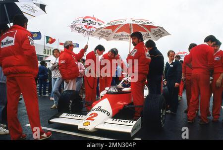 Niki Lauda con la sua squadra McLaren TAG F1 al Gran Premio di Portogallo 1985 a Estoril 21/2/1985 Foto Stock