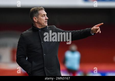 Scott Lindsey, manager di Crawley durante la partita della EFL League Two tra Crawley Town e Salford City al Broadfield Stadium , Crawley , UK - 28th gennaio 2023 Foto Simon Dack/Telephoto Images. Solo per uso editoriale. Nessun merchandising. Per le immagini di calcio si applicano le restrizioni di fa e Premier League inc. Nessun utilizzo di Internet/cellulare senza licenza FAPL - per i dettagli contattare Football Dataco Foto Stock