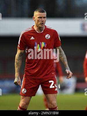 Ben Gladwin di Crawley durante la partita della EFL League due tra Crawley Town e Salford City al Broadfield Stadium , Crawley , Regno Unito - 28th gennaio 2023 Foto Simon Dack/Telephoto Images. Solo per uso editoriale. Nessun merchandising. Per le immagini di calcio si applicano le restrizioni di fa e Premier League inc. Nessun utilizzo di Internet/cellulare senza licenza FAPL - per i dettagli contattare Football Dataco Foto Stock