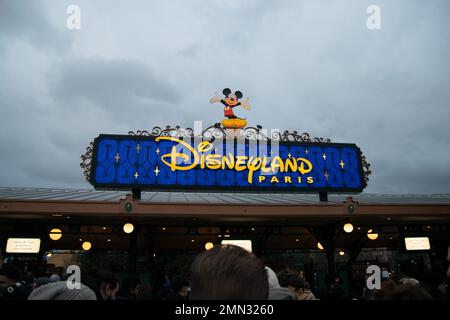 Visitare Parigi, Disneyland Park in inverno, Walt Disney Paris Attrition Park. Andare a Disneyland a Parigi, Europa. Parchi divertimento e divertimento. Foto Stock